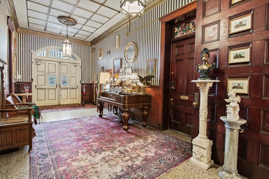 More Photos Of 49 Florida Ave, Amsterdam Hospitality For Sale