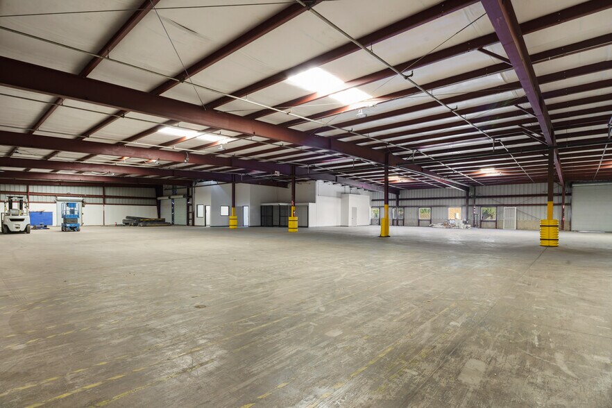 More Photos Of 6801 McDivitt Dr, Bakersfield Warehouse For Lease