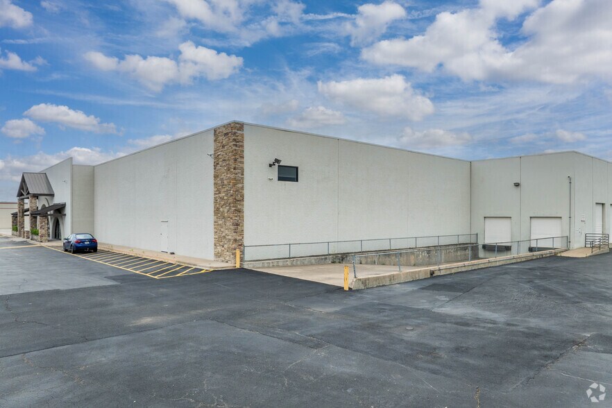 More Photos Of 7071 Southwest Fwy, Houston Showroom For Sale