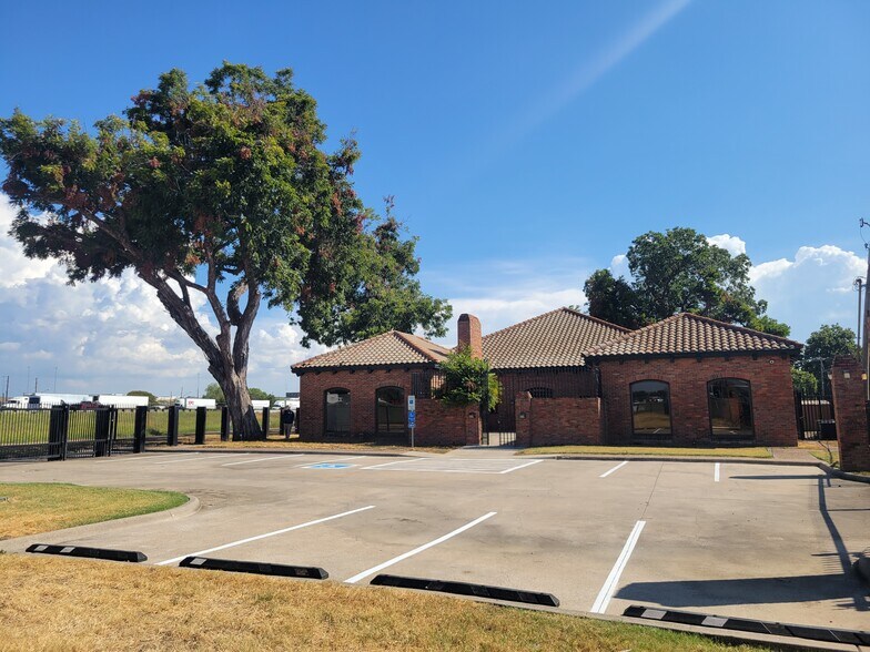 More Photos Of 2323 N Walton Walker Blvd, Dallas Office For Sale