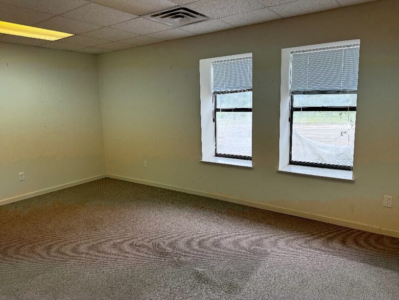 More Photos Of 103 Industrial Park Dr, Perry Distribution For Lease