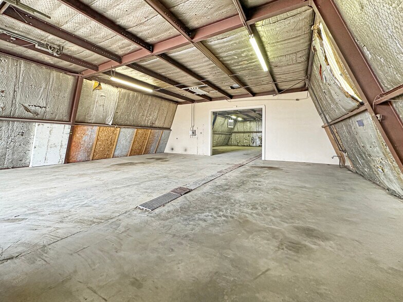 More Photos Of 4015 11th Ave SE, Minot Service For Sale