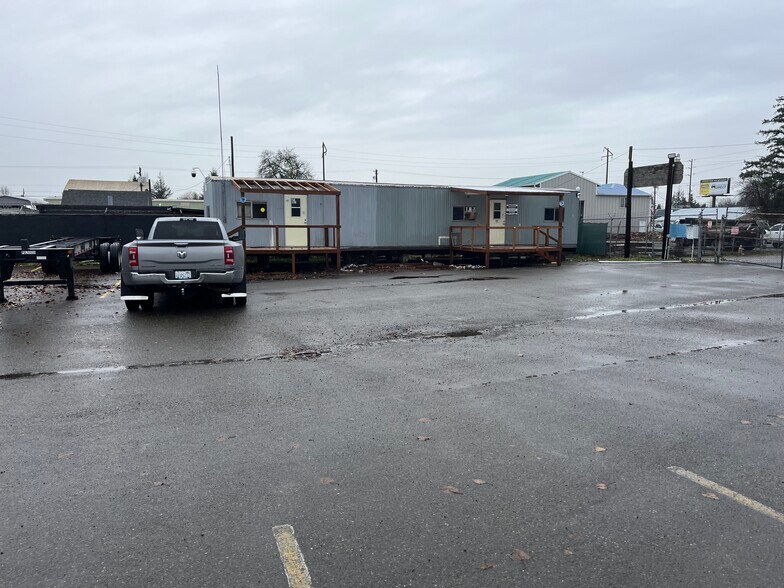 More Photos Of 10015 19th Ave E, Tacoma Contractor Storage Yard For Lease