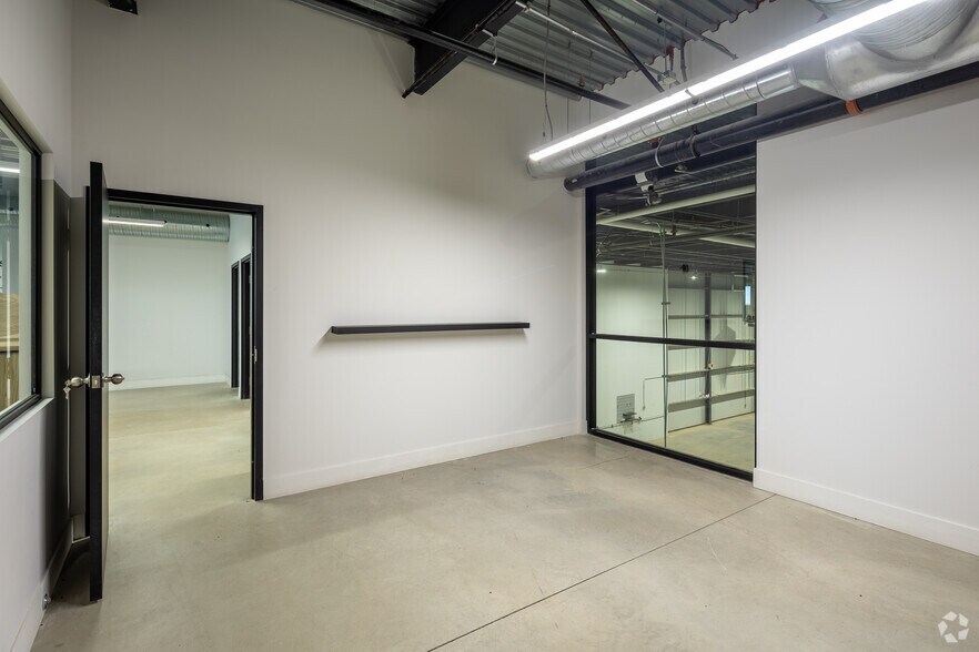 More Photos Of 4177-4233 Rue Marcel Lacasse, Boisbriand Industrial For Lease