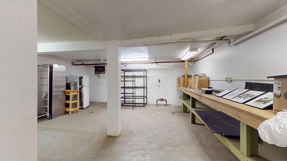 More Photos Of 2004 W Roscoe St, Chicago Apartments For Lease