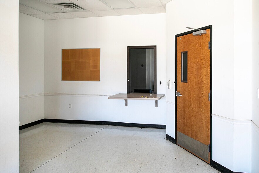 More Photos Of 315-330 E Spring St, Palestine Unknown For Lease