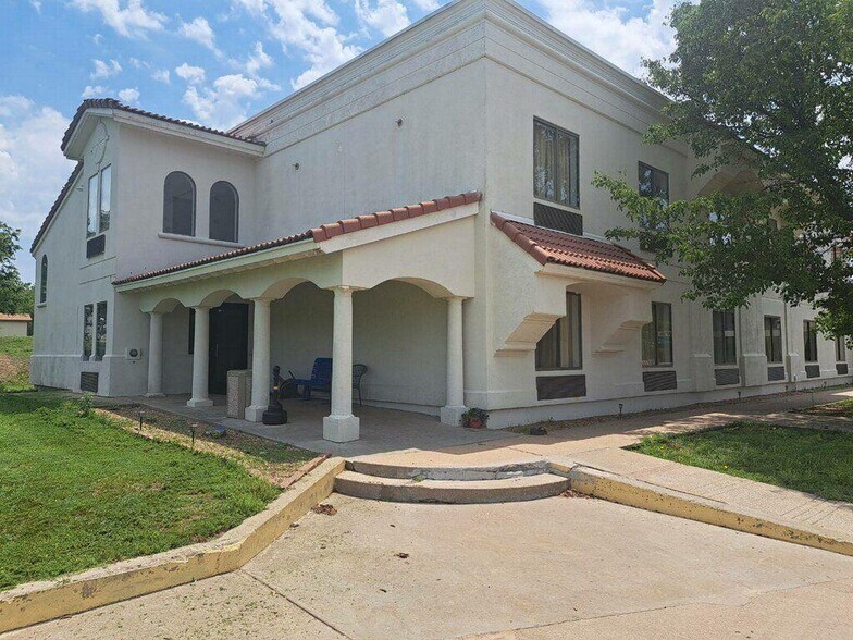 More Photos Of 1401 W US Highway 54, Pratt Hotel For Sale