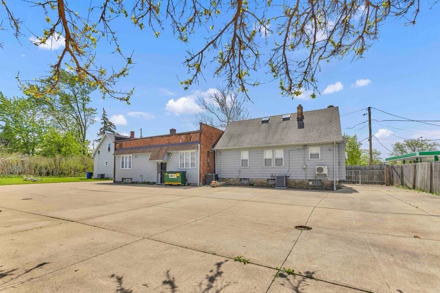 More Photos Of 18515-18519 Underwood Ave, Cleveland Office For Lease