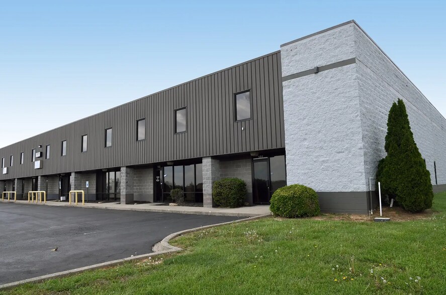 More Photos Of 2100 Button Ln, La Grange Showroom For Lease