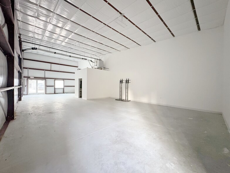 More Photos Of 8769 West Ln, Magnolia Warehouse For Lease