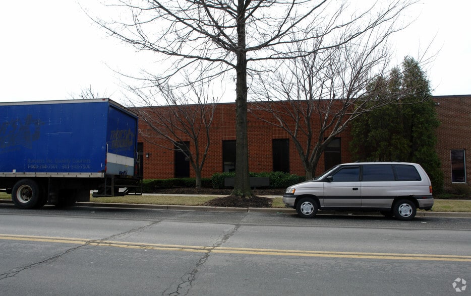 More Photos Of 7904-7914 Queenair Dr, Gaithersburg Industrial For Lease