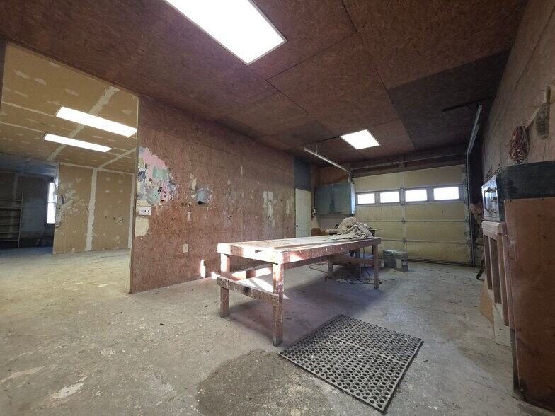 More Photos Of 2034 W 5th St, Washington Showroom For Sale