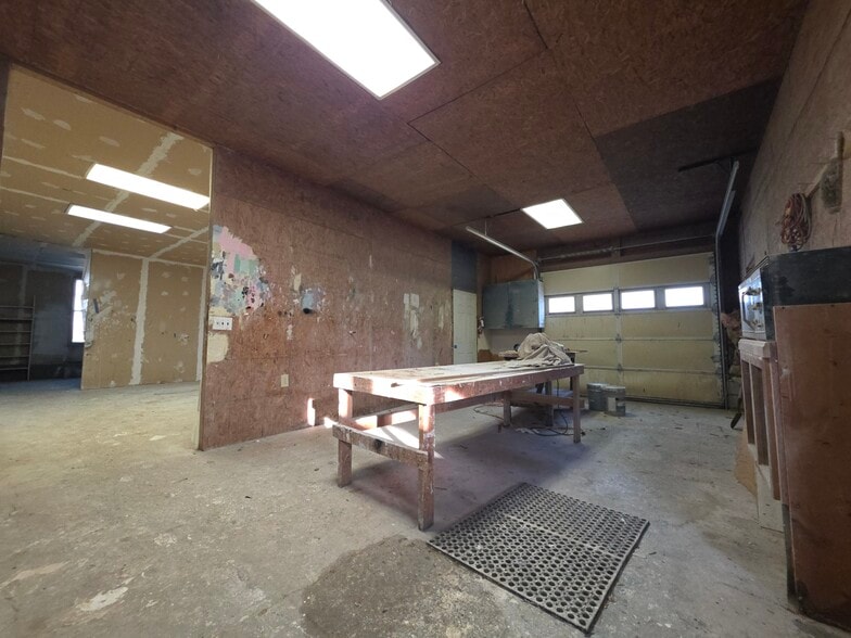 More Photos Of 2034 W 5th St, Washington Showroom For Sale