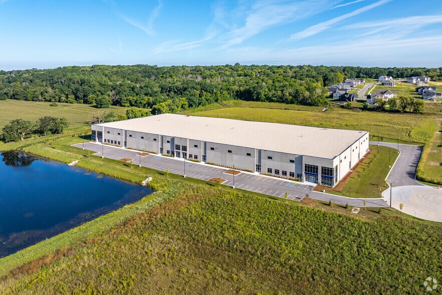 More Photos Of N53W25374 Highlands Court, Sussex Distribution For Lease