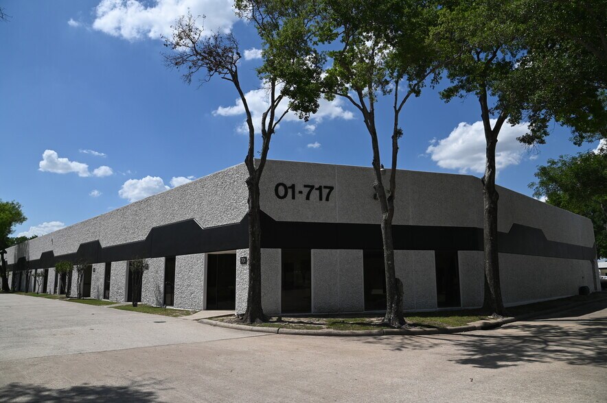 More Photos Of 15534 W Hardy Rd, Houston Unknown For Lease