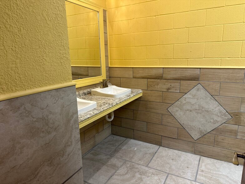 More Photos Of 138 Live Oak St, Marlin Storefront Retail Office For Sale