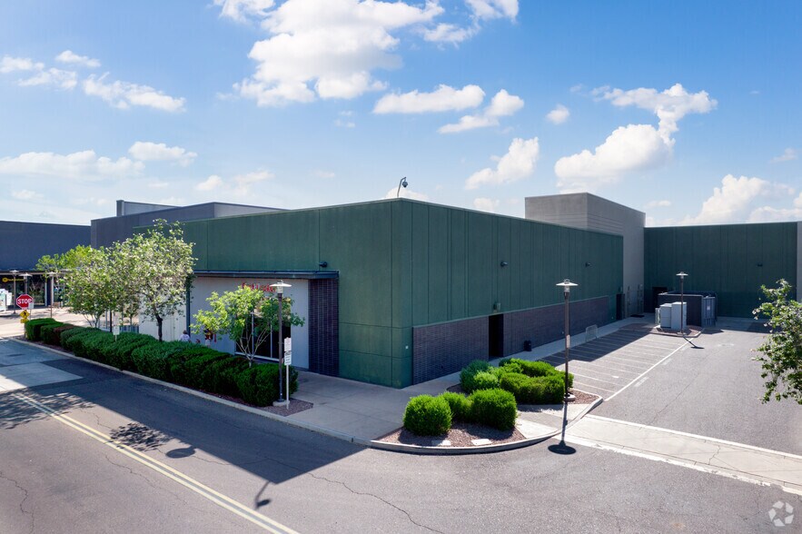 More Photos Of 2716-2810 S Market St, Gilbert Unknown For Lease