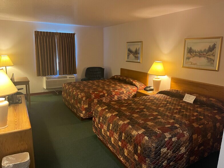 More Photos Of 804 Western Heights Cir, Hillsboro Hotel For Sale