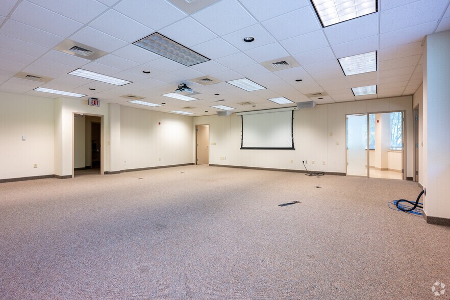 More Photos Of 1829 Eastchester Dr, High Point Unknown For Lease