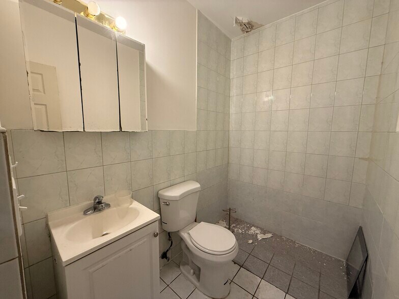 More Photos Of 40-04 73rd St, Woodside Office For Lease