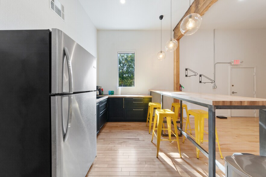 More Photos Of 5338 SE Foster Rd, Portland Storefront For Sale