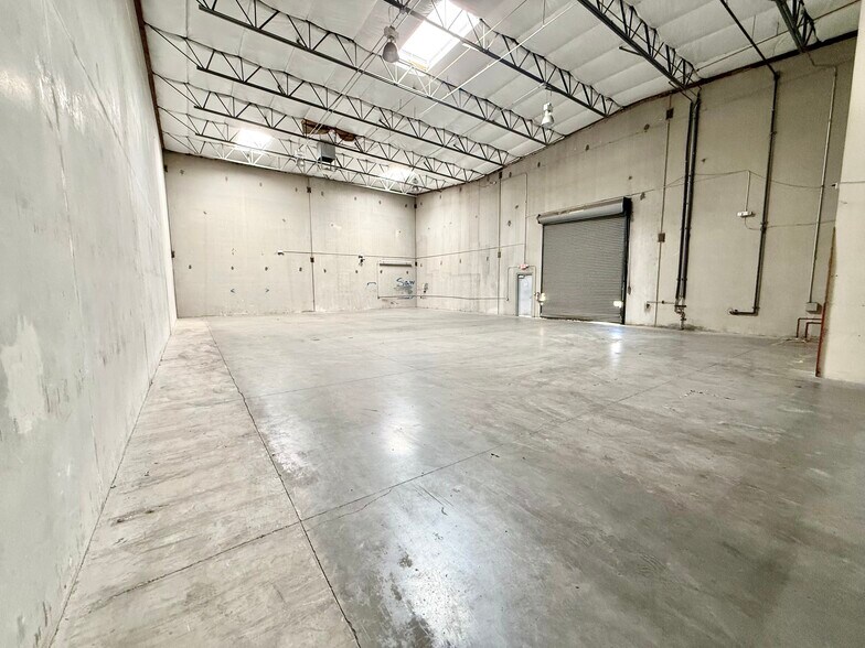 More Photos Of 6607 Schuster St, Las Vegas Warehouse For Lease