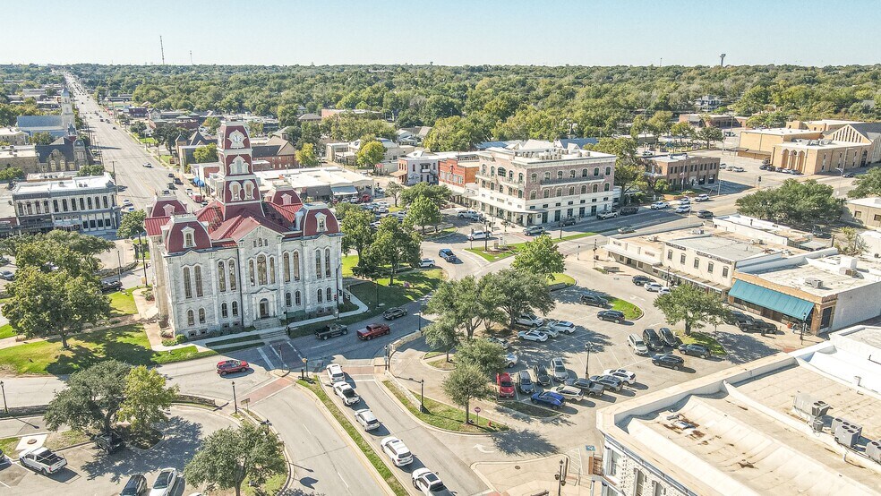 More Photos Of 203 N Main St, Weatherford Storefront Retail Office For Lease