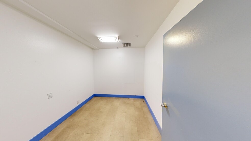 More Photos Of 194 Nassau Ave, Brooklyn Storefront Retail Office For Lease