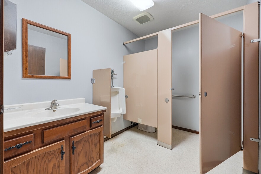 More Photos Of 3201 E Center St, Warsaw Office For Sale