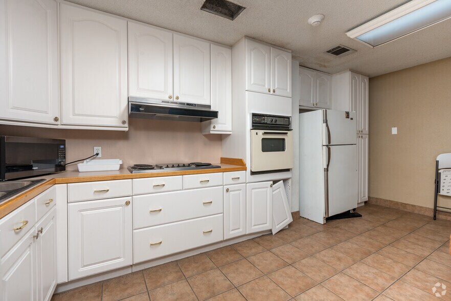 More Photos Of 2333-2337 Delante St, Haltom City Warehouse For Sale