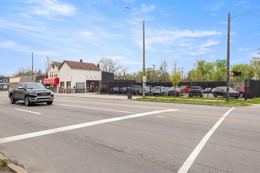 More Photos Of 19420 W Warren Ave, Detroit Auto Dealership For Sale