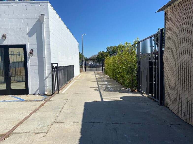 More Photos Of 18444 Ventura Blvd, Tarzana Service For Lease