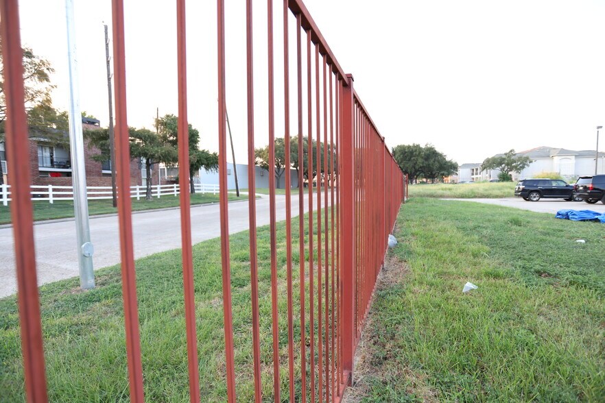 More Photos Of 101 Wells Fargo Dr, Houston Auto Repair For Sale