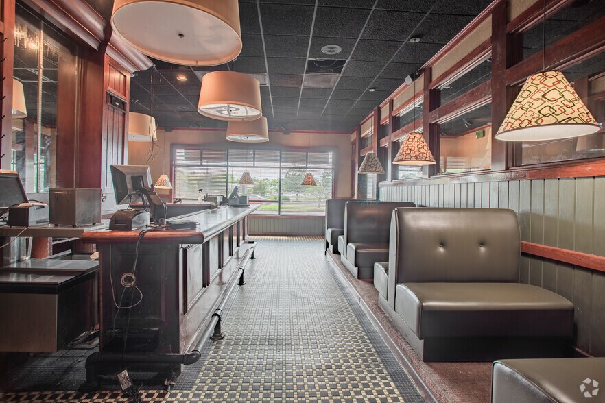 More Photos Of 4066 Victory Blvd, Portsmouth Restaurant For Lease