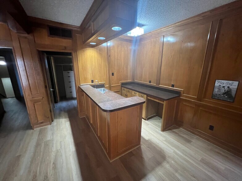 More Photos Of 917 U.S. 77, Sinton Manufacturing For Sale