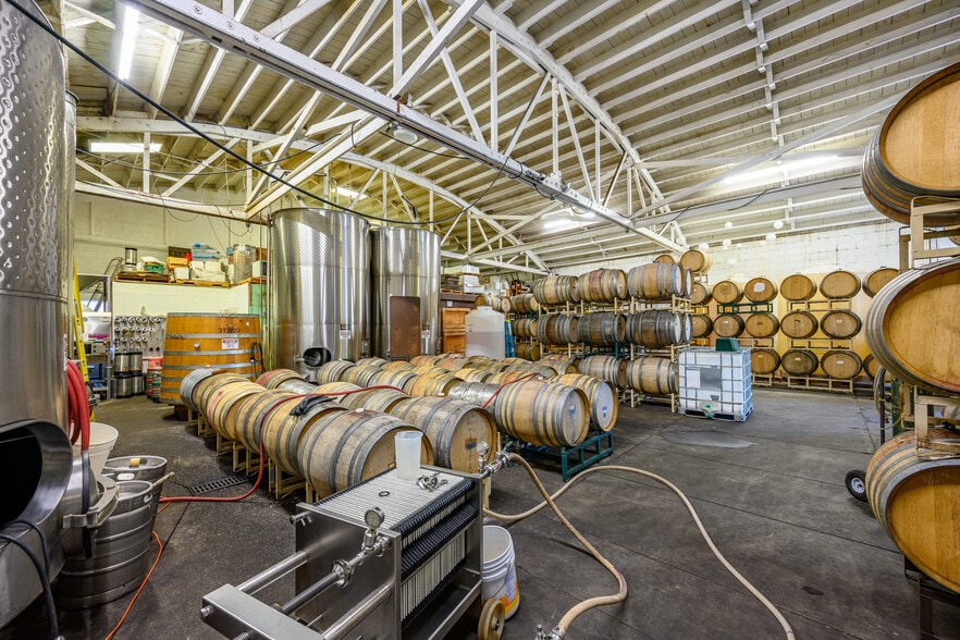 More Photos Of 475 NE 17th St, McMinnville Storefront For Sale