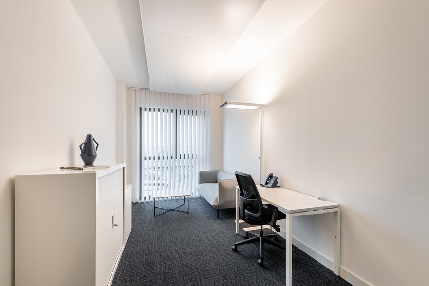 More Photos Of 9400 W Higgins Rd, Rosemont Coworking Space