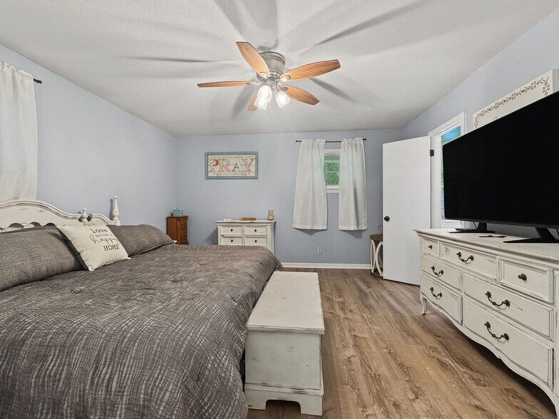 More Photos Of 5602 Highway 69 N, Northport Flex For Sale