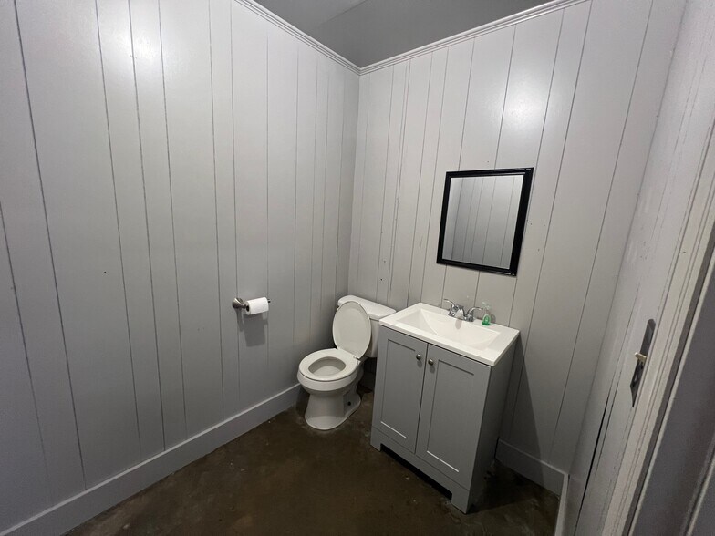 More Photos Of 585 Old Georgia Rd, Moore Warehouse For Lease