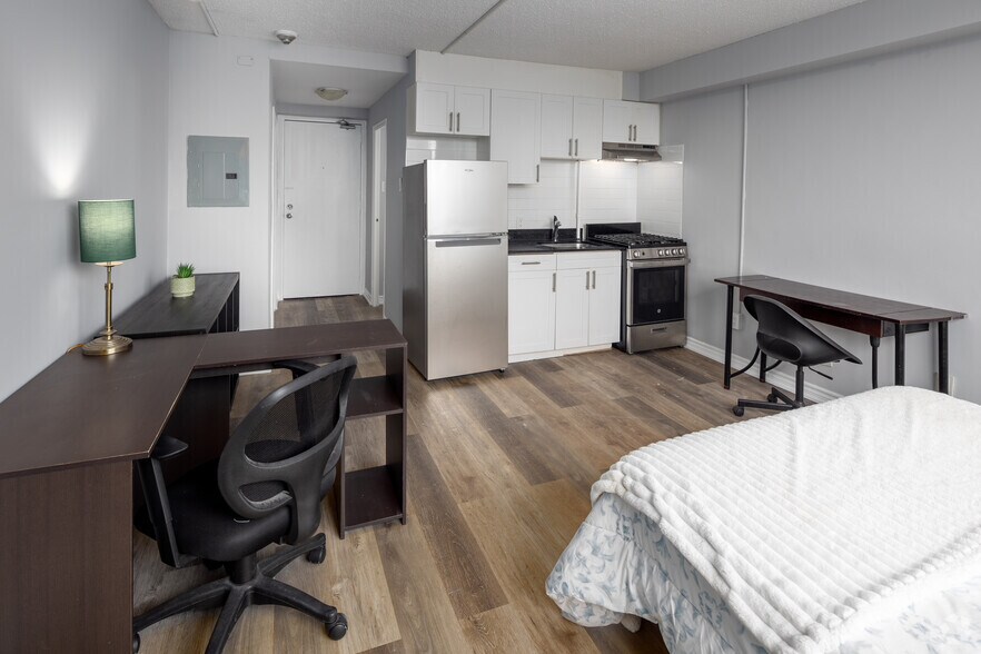 More Photos Of 186 King St, London Apartments For Lease