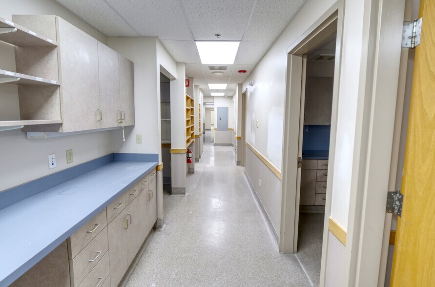 More Photos Of 1235 Boston Rd, Springfield Veterinarian Kennel For Lease