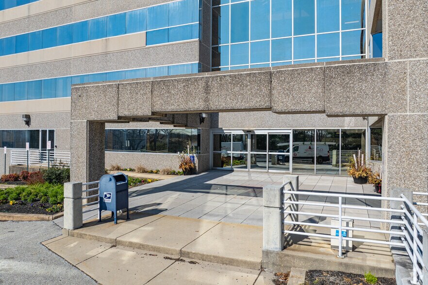 More Photos Of 56 W Main St, Newark Office For Lease