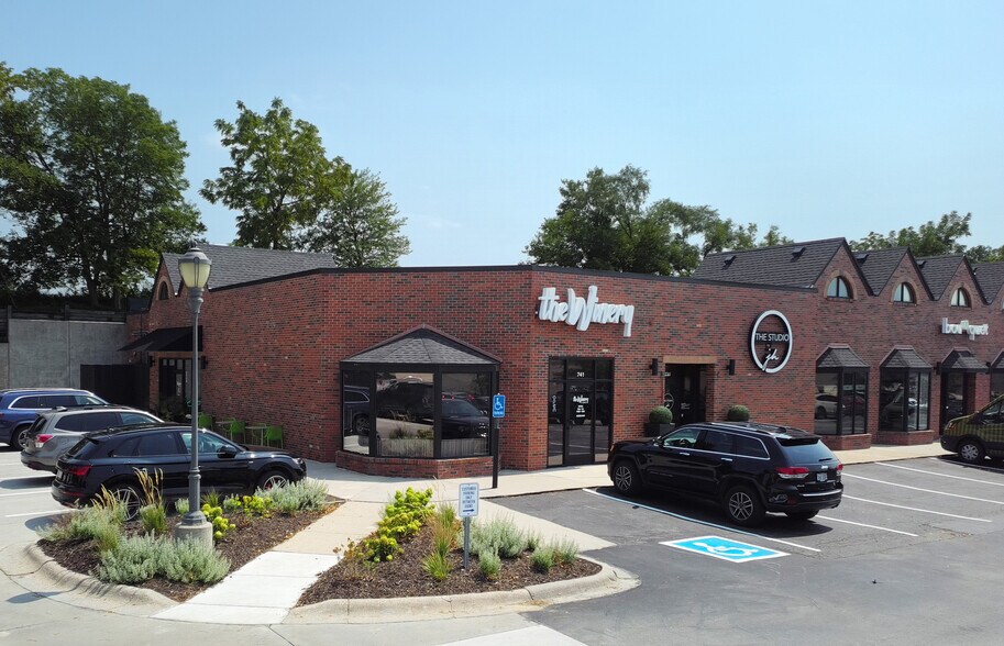 Primary Photo Of 605-741 N 98th St, Omaha Restaurant For Lease