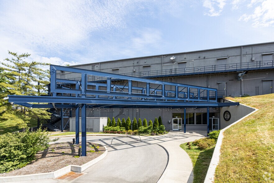 More Photos Of 616-690 University Shopping Ctr, Richmond General Retail For Lease