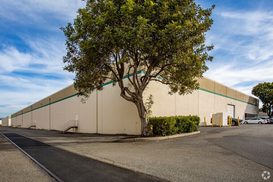 More Photos Of 2351-2357 Lincoln Ave, Hayward Warehouse For Lease