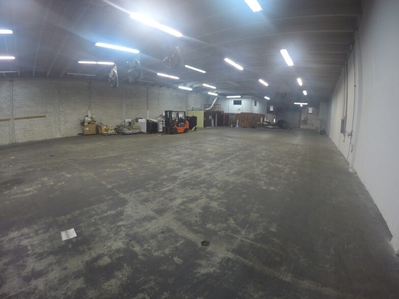 More Photos Of 8111-8113 NW 54th St, Miami Warehouse For Lease