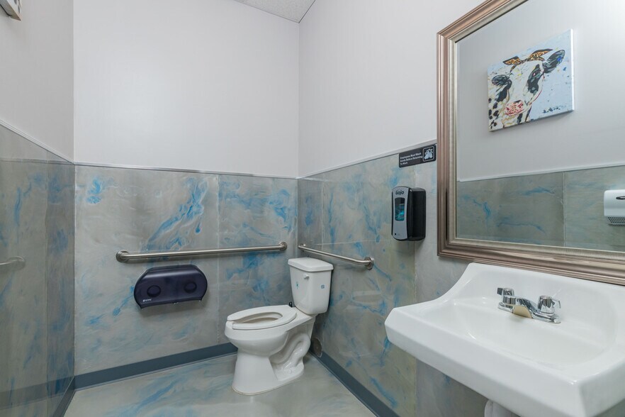 More Photos Of 2219 County Road 220, Middleburg General Retail For Sale