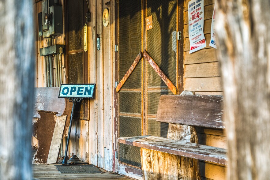More Photos Of 12528 FM 109, Industry Bar For Sale