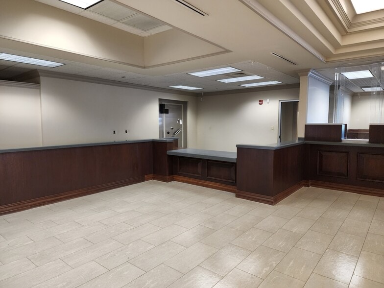 More Photos Of 201 W Reynolds St, Plant City Bank For Lease