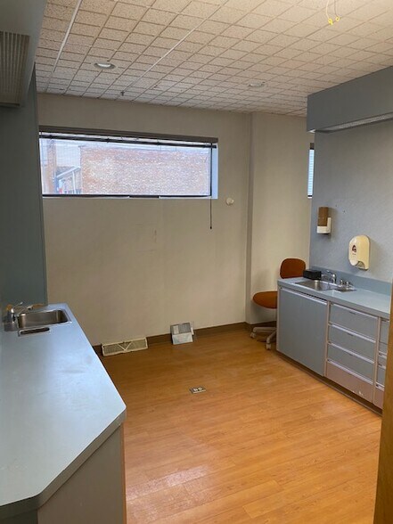 More Photos Of 7020-7022 W North Ave, Chicago Medical For Lease